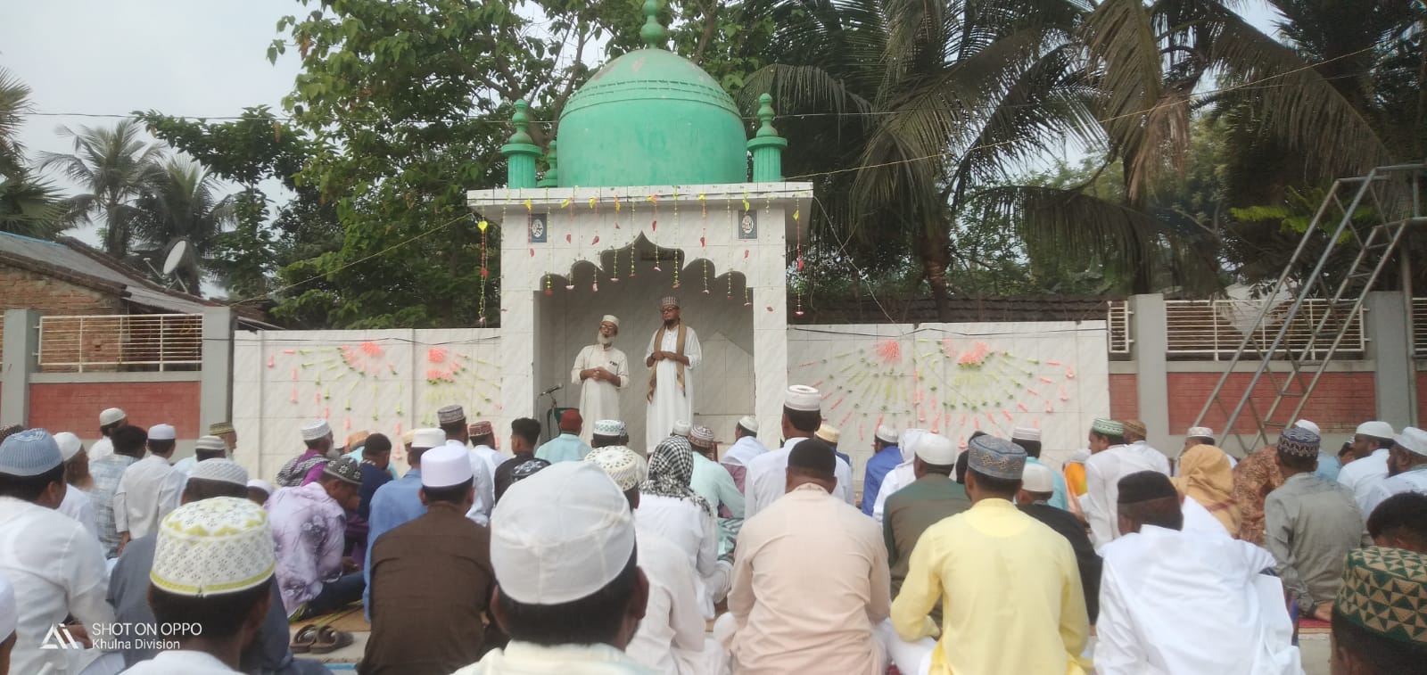 আজ ঈদ বাংলার ঘরে ঘরে আনন্দ দলে দলে লোক ঈদগাঁয়ে যাচ্ছে