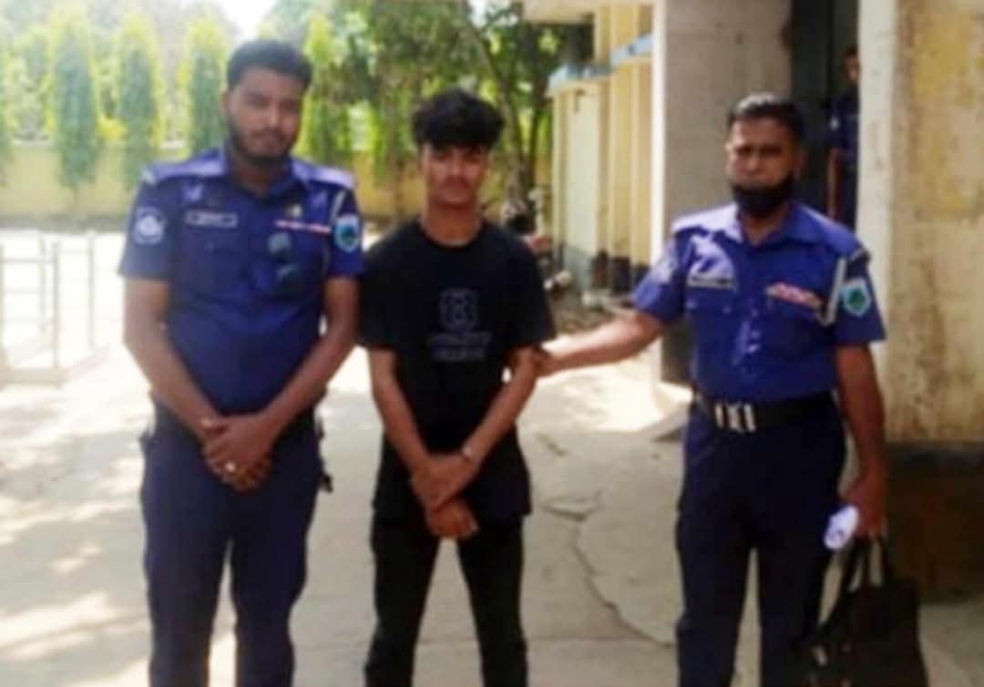 নওগাঁয় স্কুলছাত্রীকে বিয়ের প্রলোভন দেখিয়ে একাধিকবার ধর্ষণের অভিযোগে জাহিদ গ্রেপ্তার।