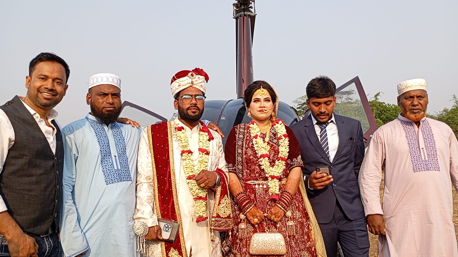 রাজৈরের ইশিবপুরে হেলিকপ্টারে করে বরযাত্রী গিয়ে বউ নিয়ে আসলো সোনাপাড়ার হিরু মুন্সী।
