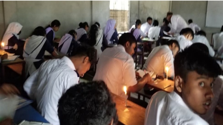 ঠাকুরগাঁওয়ে মোমবাতির আলোয় এসএসসি পরীক্ষা দিয়েছেন পরীক্ষার্থীরা।
