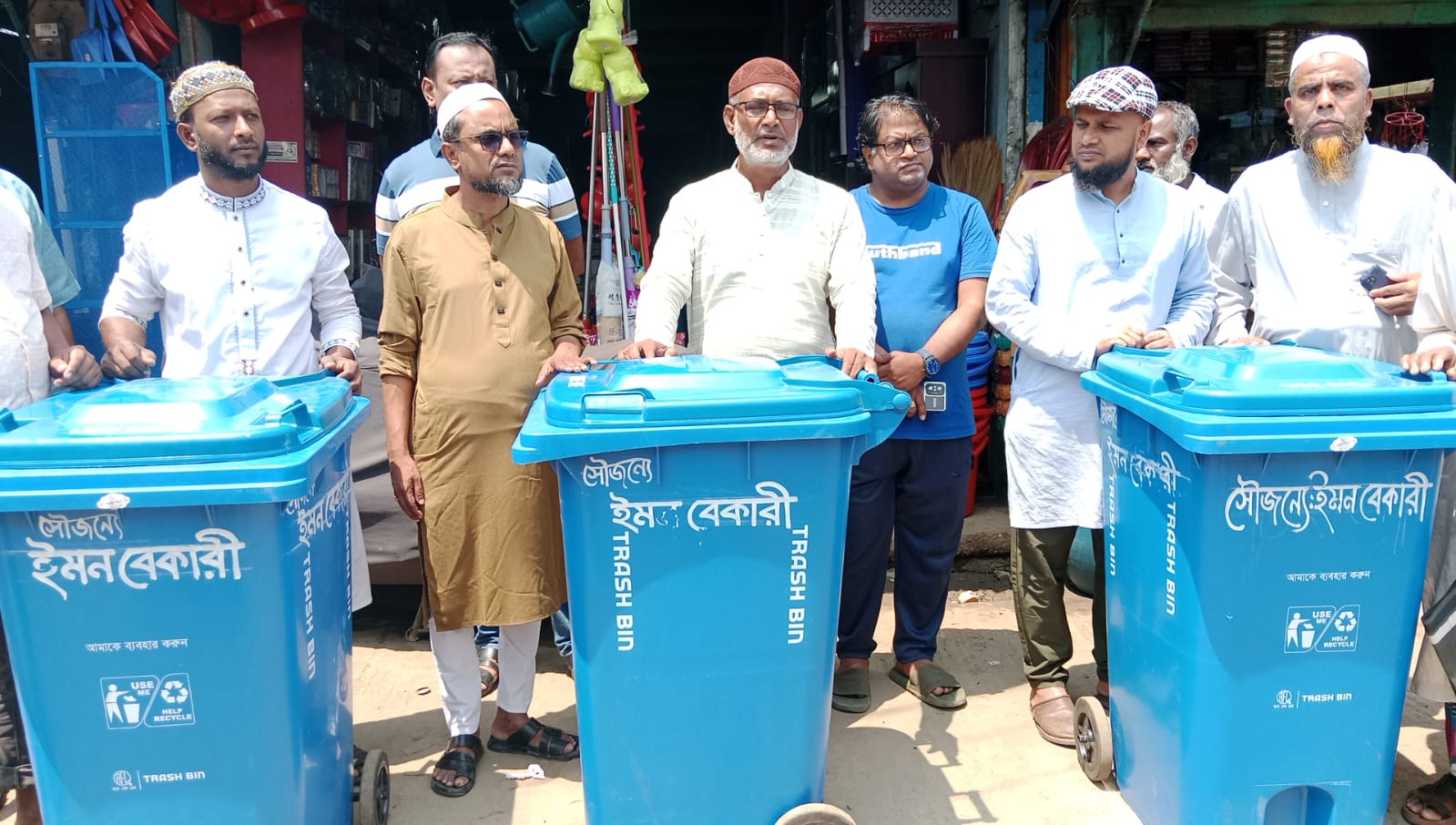 তাহিরপুর বাদাঘাট বাজারের পরিবেশ রক্ষায় ডাস্টবিন কার্যক্রমের উদ্বোধন।
