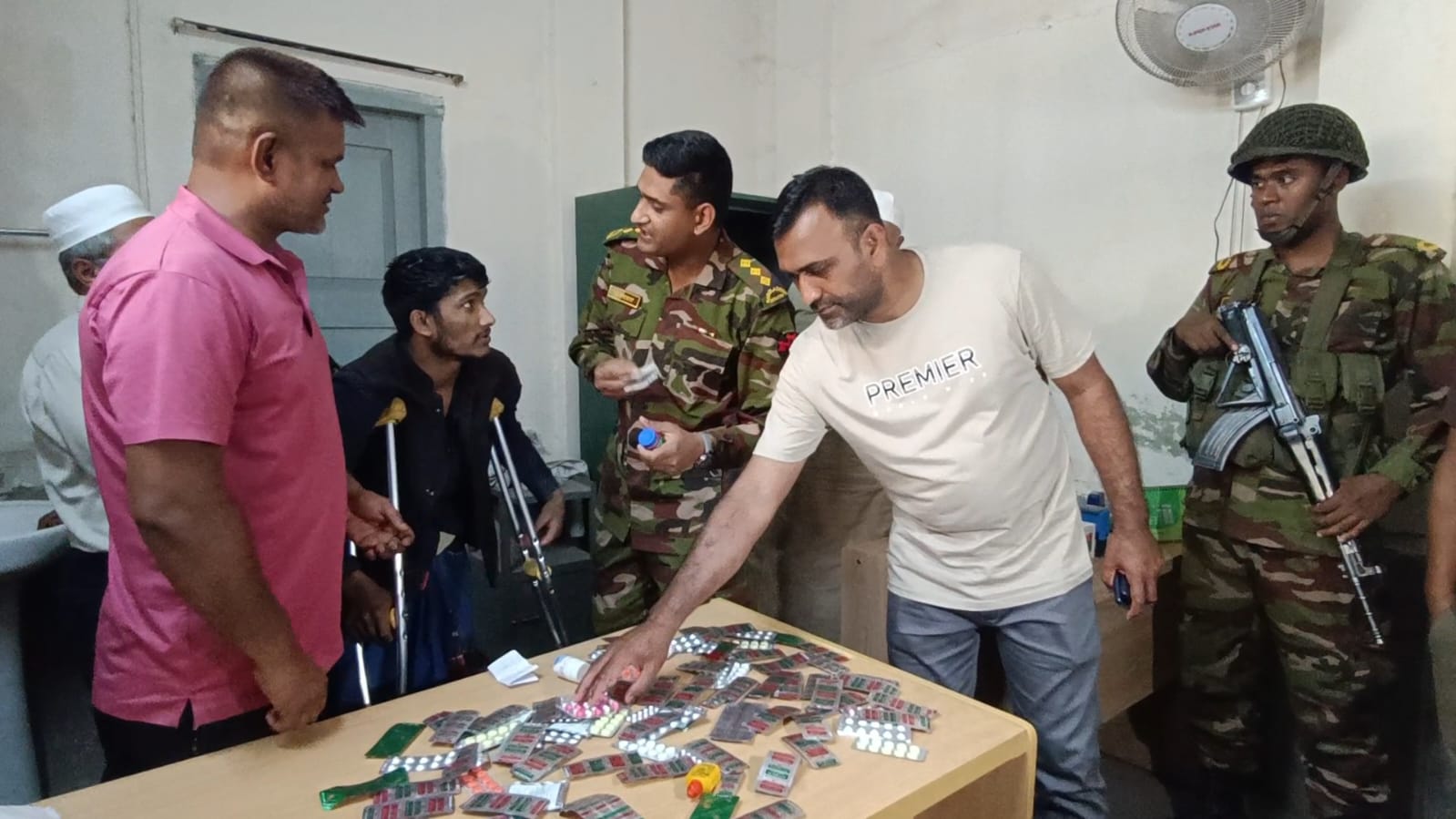 কুড়িগ্রাম জেনারেল হাসপাতালে সেনা অভিযানে চুরি ওষুধসহ আটক-২।