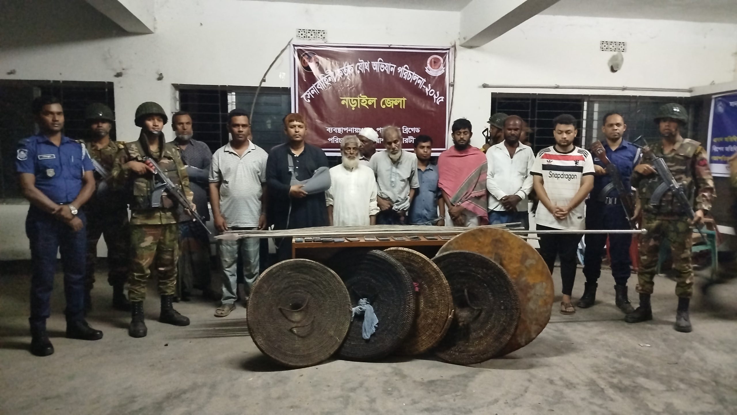 সেনাবাহিনীর অভিযানে দেশীয় অস্ত্রসহ আটক ১২অভিযান পরিচালনা রেখেছে আইনশৃঙ্খলা বাহিনী।