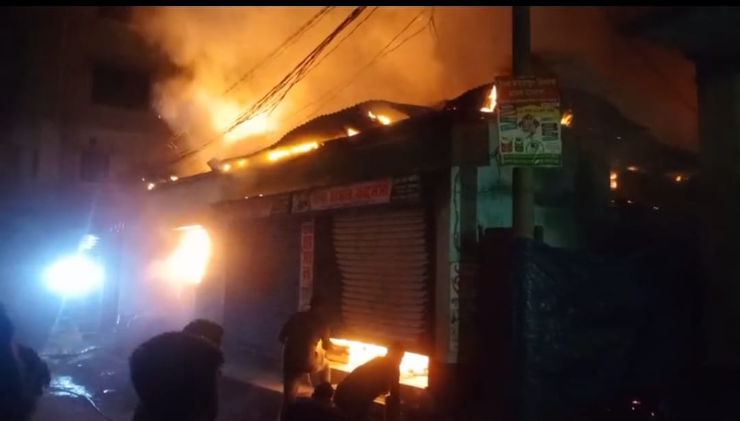 সাভার আশুলিয়া অঞ্চলের বাড়ইপাড়া সিলিন্ডার হতে আগুন লেগে পুরো বাড়ি পুরে শেষ।