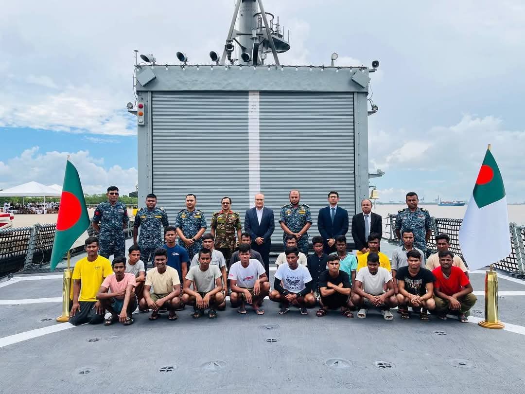 নৌবাহিনীর জাহাজে দেশে ফিরল মিয়ানমারে আটকে পড়া ২০ জন বাংলাদেশী নাগরিক।