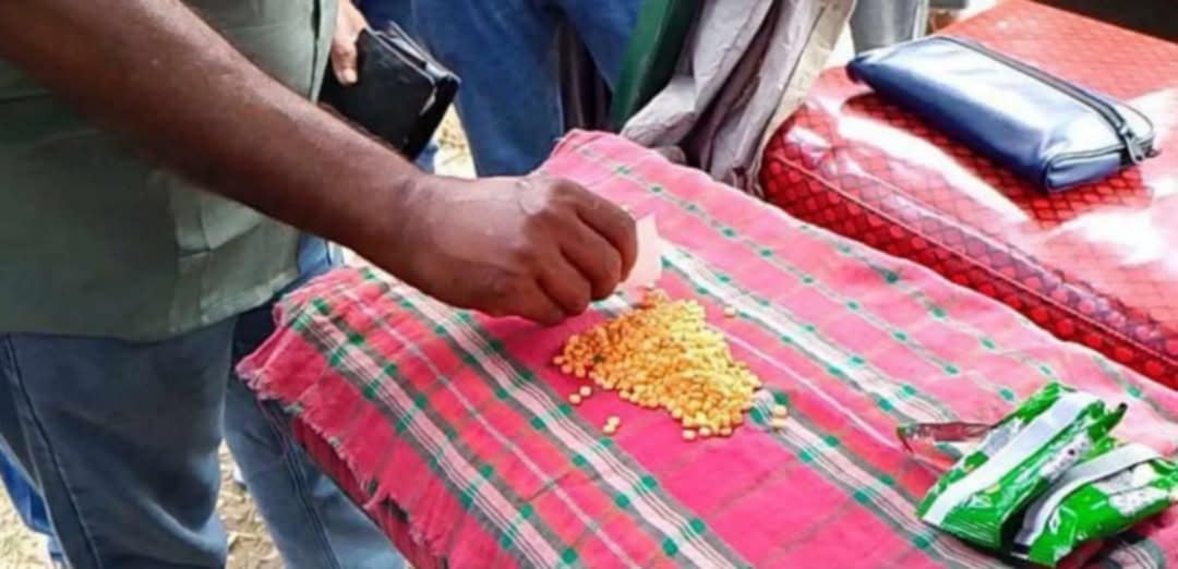 নওগাঁ মহাদেবপুর চৌমাশিয়া- খোদ্দনারায়নপুর মোড়ে ৭শ ৫০ পিচ ইয়াবা ট্যাবলেটসহ দুই জন আটক।