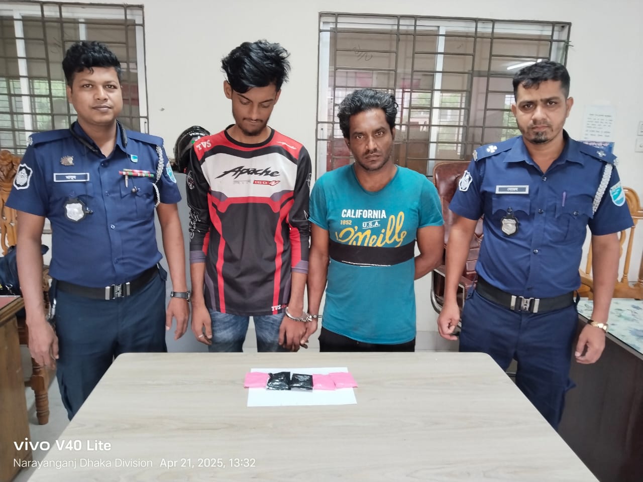 ৯৭৫ পিস ইয়াবা সহ দুই জন গ্রেফতার।