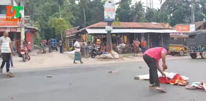 সাতক্ষীরায় পাটকেলঘাটা কুমিরার কদমতলায় সড়ক দুর্ঘটনায় মা ও শিশু নিহত হয়েছ বাবা ও মেয়ে আহত।