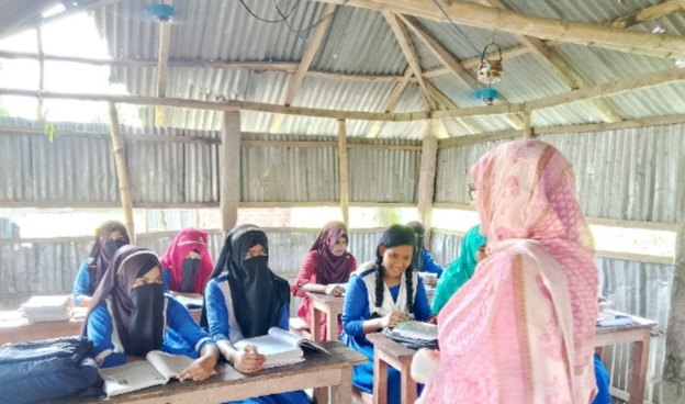 ঠাকুরগাঁওয়ে মাধবপুর বালিকা উচ্চ বিদ্যালয়ের চলছে পাঠদান,বৃষ্টিতে ভেজে বই, গরমে হাঁসফাঁস, তবু থেমে নেই।