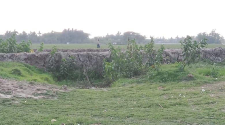 পাইকগাছার আমিরপুরের গাবতলা খালে বাঁধ দেয়ায় উপজেলা নির্বাহী অফিসারের দপ্তরে অভিযোগ|