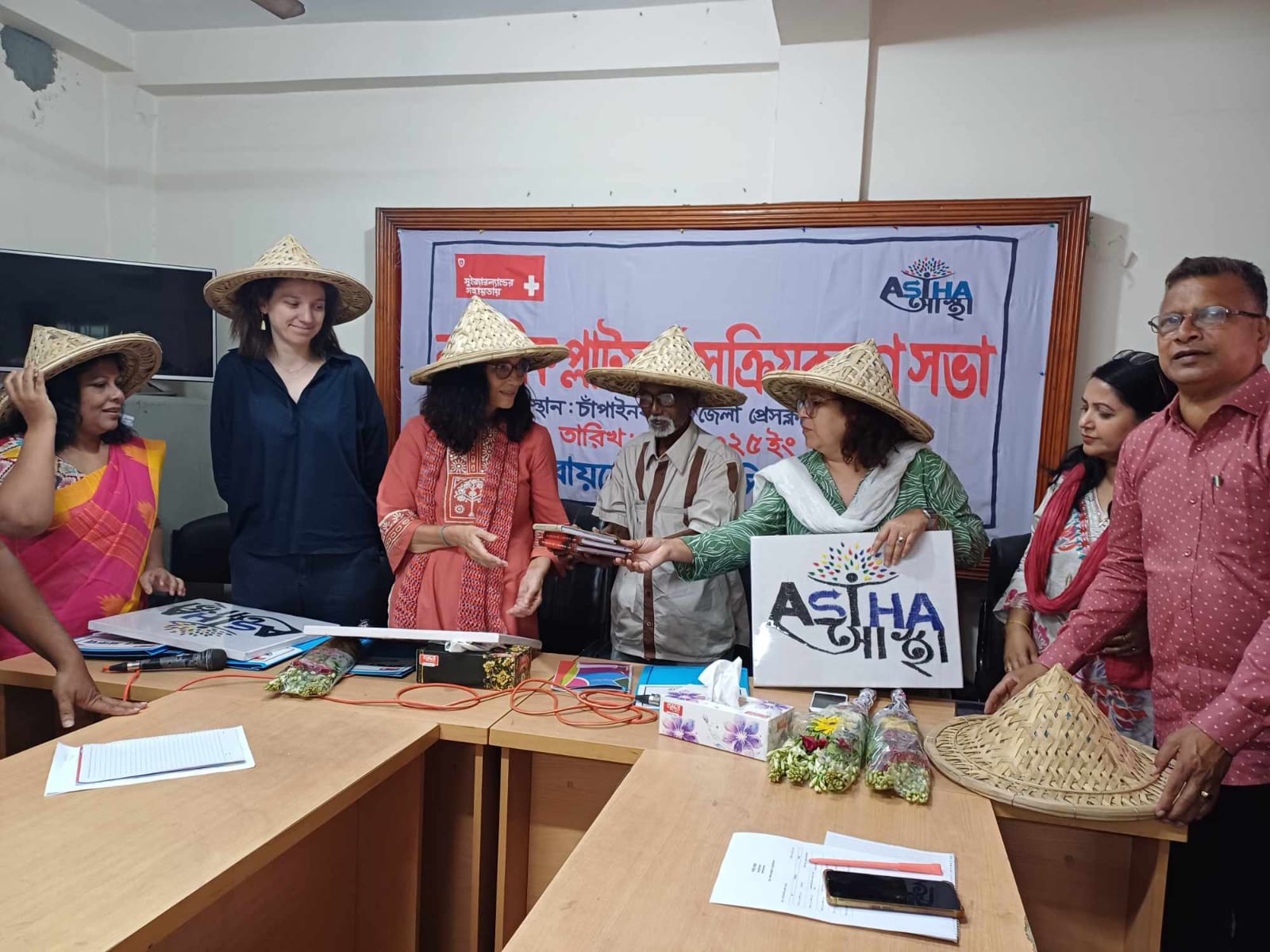 চাঁপাইনবাবগঞ্জে সুইজারল্যান্ডের এম্বাসি কোরিন থেভজ নাগরিক প্ল্যাটফর্মের কার্যক্রম ভিজিট 