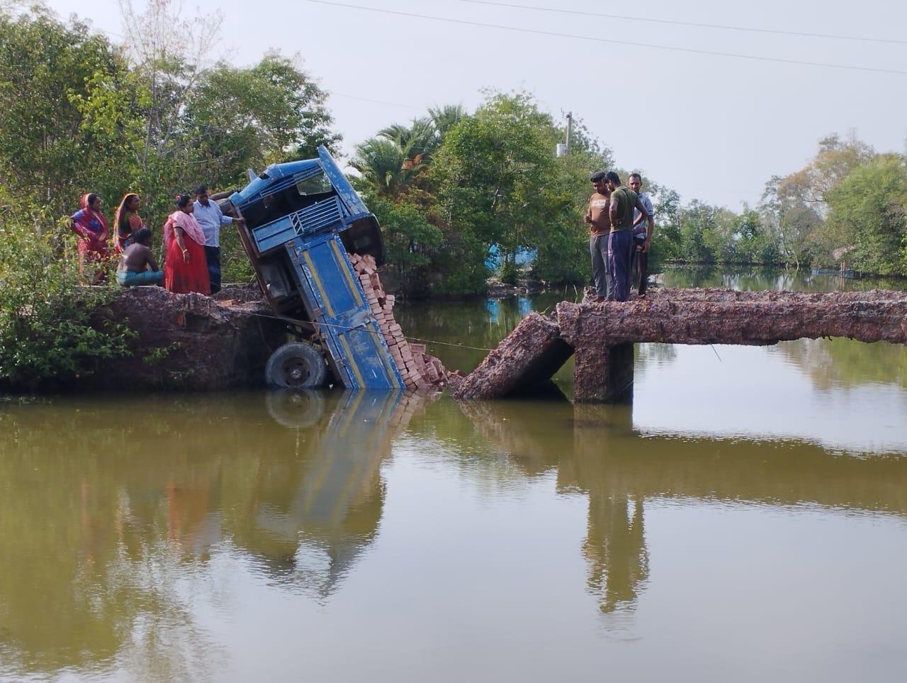 খুলনার পাইকগাছা উপজেলার মধুখালীতে থার্ড ফিশারিজ প্রকল্পের অর্থায়নে নির্মিত কালভার্ট ভেঙে পড়েছে।