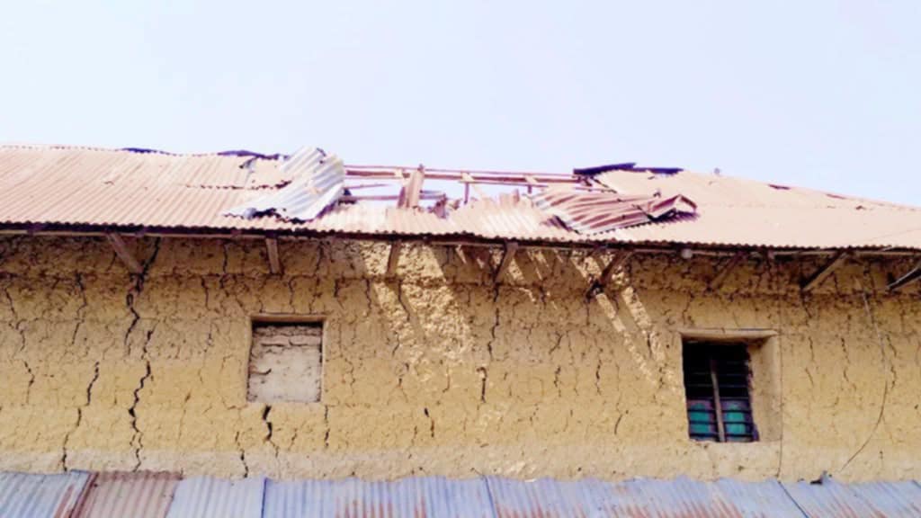 নওগাঁ নিয়ামতপুর চৌরা-সামাসপুরে ককটেল বিস্ফোরণের ঘটনায় দুতালা ঘরের টিন উড়ে যায় ।