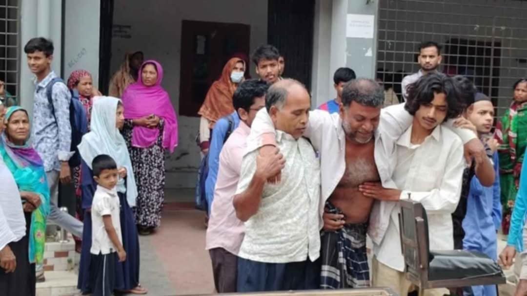 নওগাঁর নিয়ামতপুরের পানিহারা গ্রামে ভাতিজার হাঁসুয়ার কোপে চাচা খুন অতঃপর সুমন আটক