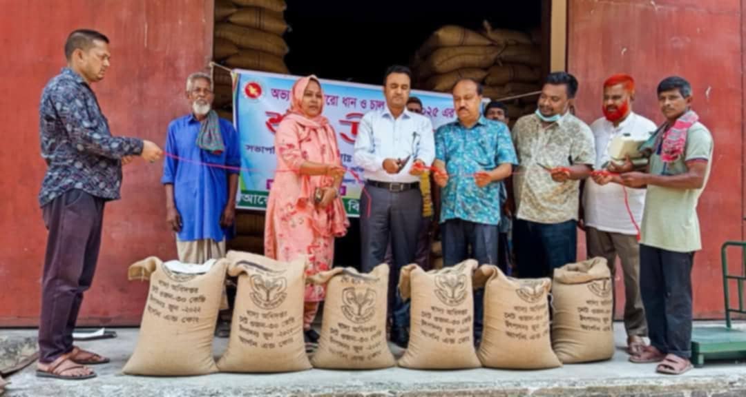 নওগাঁর মান্দা প্রসাদপুর খাদ্যগুদামে সরকার নির্ধারিত ধান-চাল সংগ্রহ কার্যক্রমের শুভ উদ্বোধন