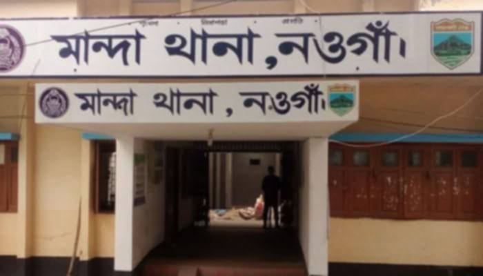 নওগাঁয় পারিবারিক বিরোধের জের ধরে প্রতিপক্ষের হামলায় মা ও মেয়ে আহত