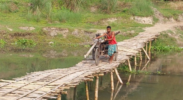 ঠাকুরগাঁওয়ে আকচা ইউনিয়নের ১০ গ্রামের মানুষ কোনো প্রতিশ্রুতিই আর বিশ্বাস করে না ।