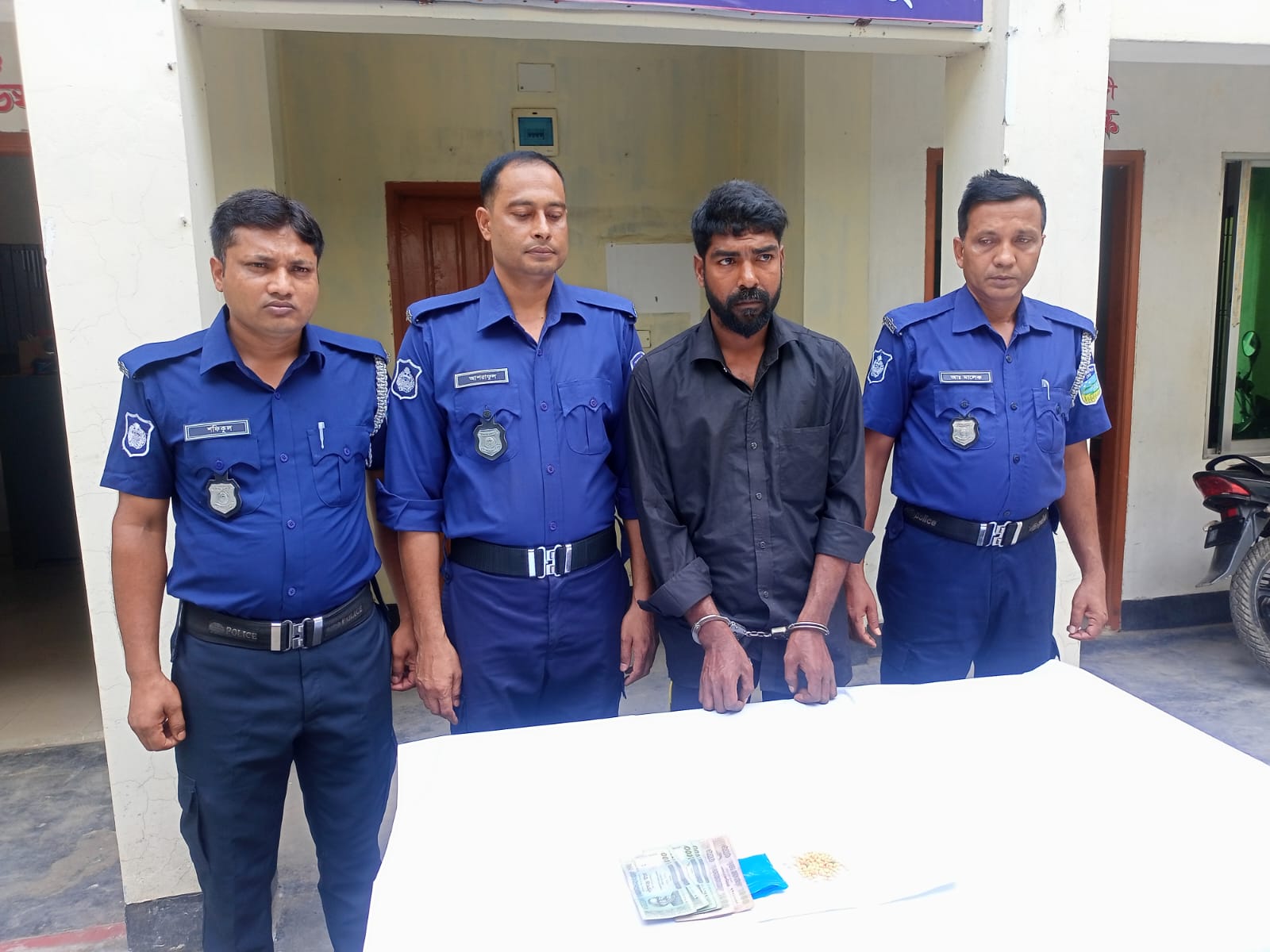 সরিষাবাড়ীতে ইয়াবাসহ ৪ মামলার ওয়ারেন্টভুক্ত আসামী সুভাষ গ্রেপ্তার 