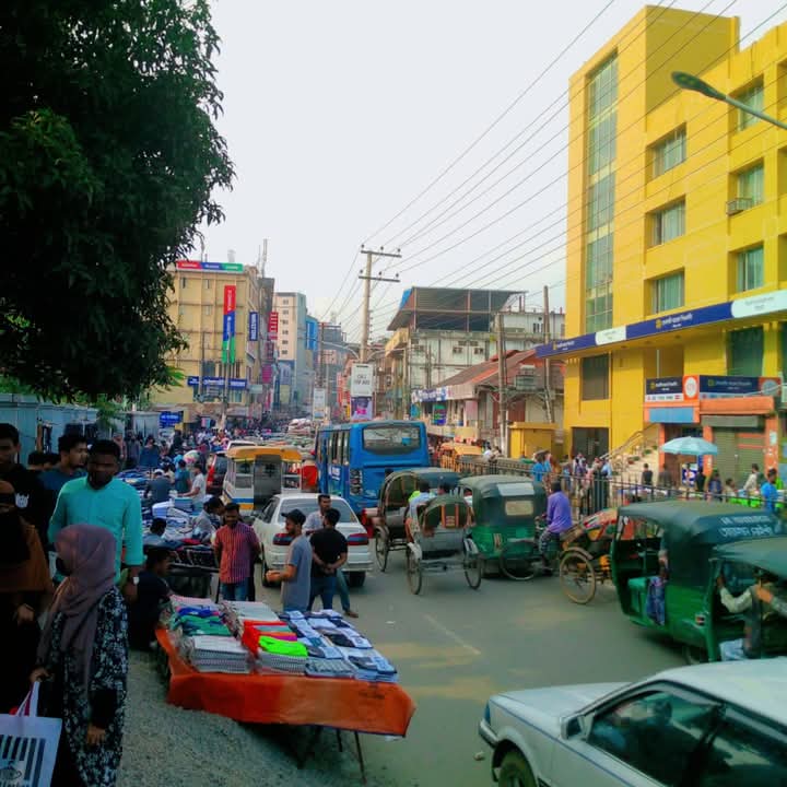 সিলেট শহরের রাস্তাগুলো হকারদের দখলে, চরম ভোগান্তি