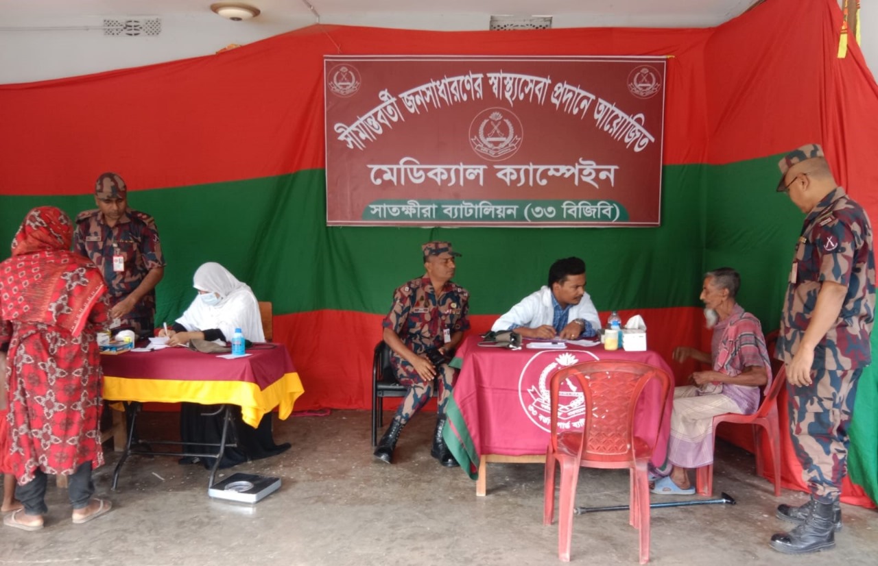 সাতক্ষীরা ব্যাটালিয়ন ৩৩ বিজিবি এর দায়িত্বাধীন এলাকায় সীমান্তবর্তী জনসাধারনের, স্বাস্থ্য সেবার নিমিত্তে মেডিকেল ক্যাম্পেইন এর আয়োজন করেছে বিজিবি ।