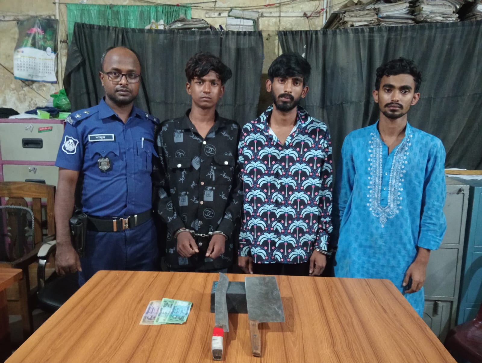 নরসিংদীর শিবপুরে অপহরণ ও প্রতারক চক্রের তিন সদস্য গ্রেপ্তার করেছেন পুলিশ।
