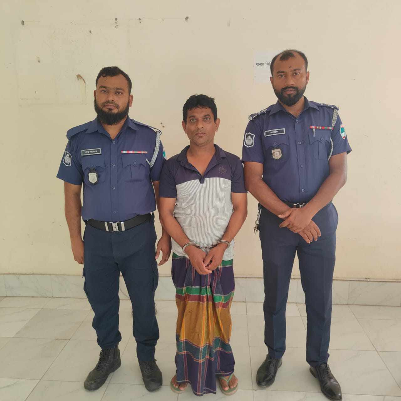 সাতক্ষীরার দেবহাটায় ছাত্রীদের ইভটিজিং এর দায়ে ইভটিজারকে ১ মাসের সাজা প্রদান ।
