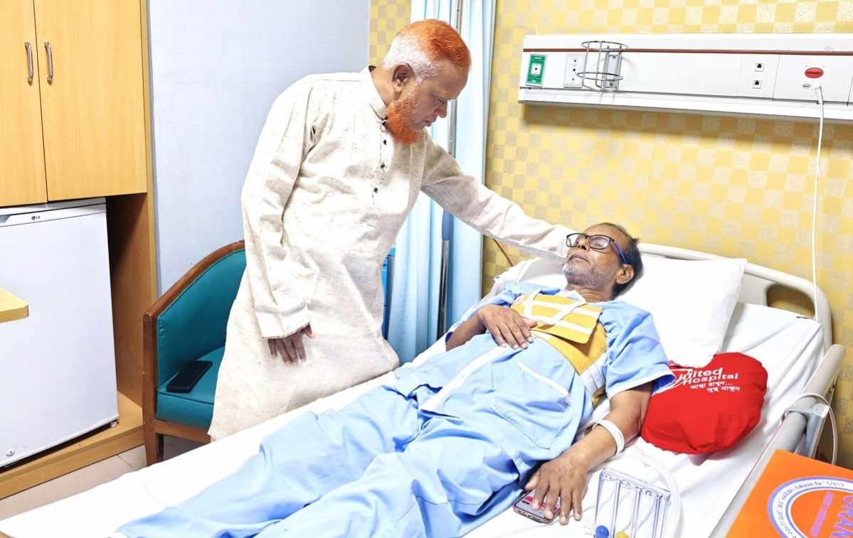 সাংবাদিক কাজলকে দেখতে হাসপাতালে জামায়াত নেতা নূরুল ইসলাম বুলবুল ।