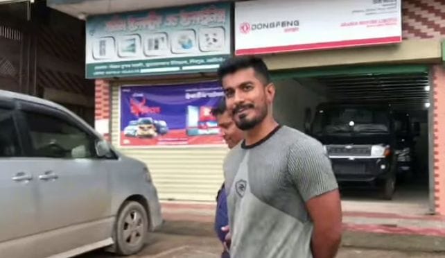 নরসিংদীর শিবপুরে ছিনতাইকারী ও ব্যবহৃত একটি মোটরসাইকেল আটক করেছেন জনতা।