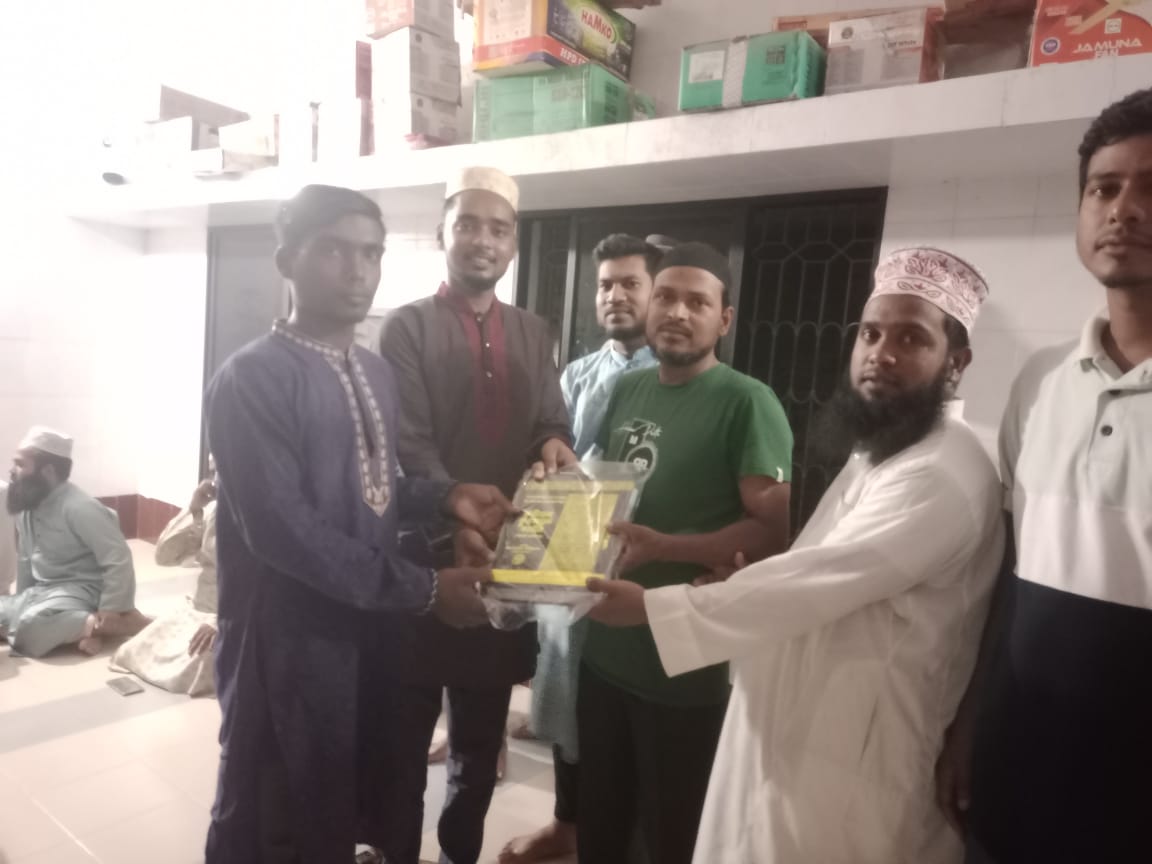শান্তি নিবিড় পাঠাগার এর উদ্যোগে বিনামূল কোরআন উপহার প্রদান।