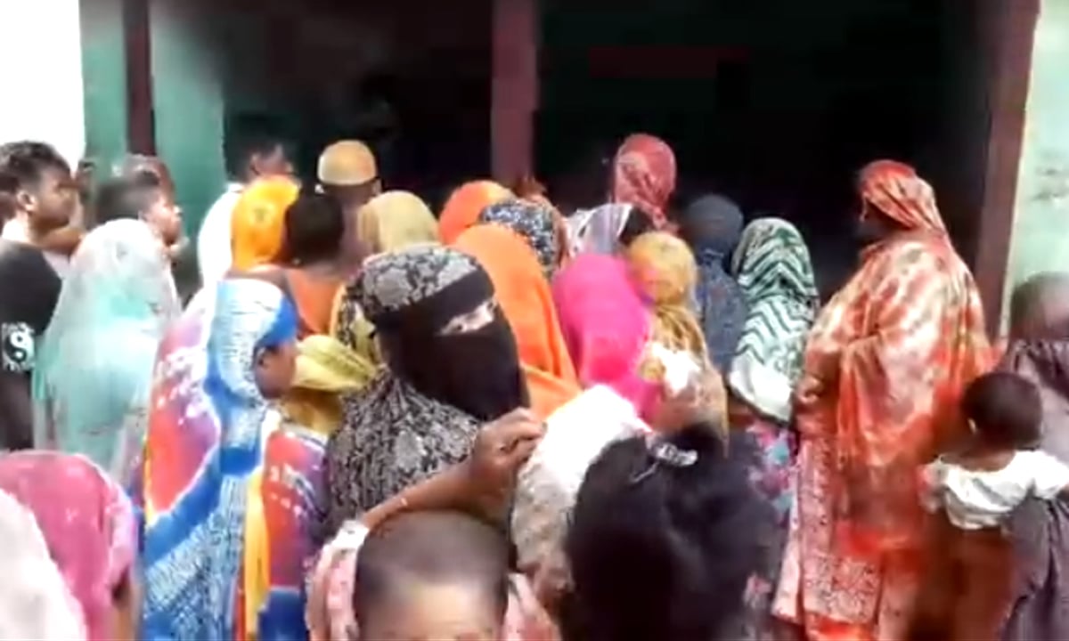 ঠাকুরগাঁওয়ে নিশ্চিন্তপুরে ওএমএস ডিলার পয়েন্টে মারপিটের ঘটনার বর্ণনা দিলেন স্থানীয়রা ।