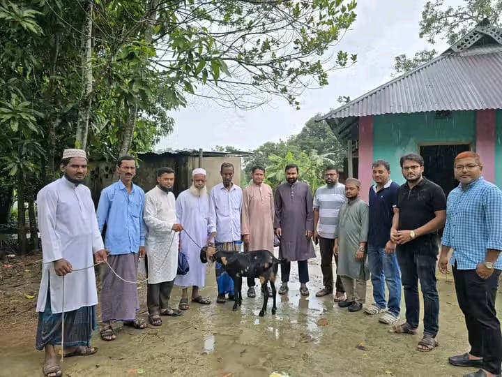 চৌদ্দগ্রাম শহীদ জামশেদের পরিবারকে জামায়াতের ঈদ উপহার।