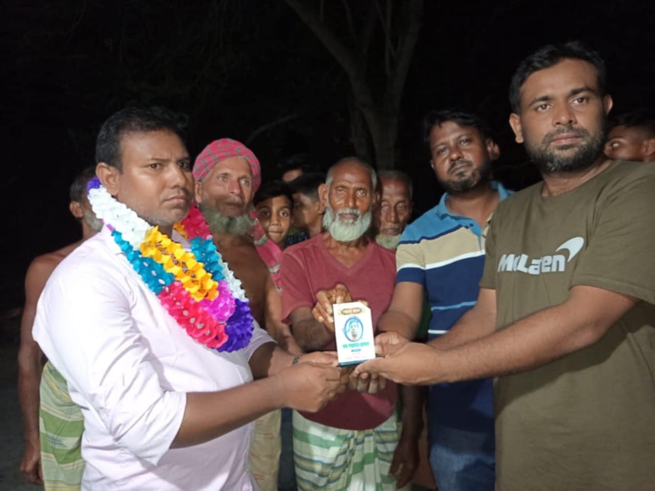 সবার জন্য পড়া উন্মুক্ত পাঠাগার গড়ে তুলে শিক্ষার আলো ছড়িয়ে দেওয়ায় শাহাদত হোসেন কে ফুলের মালা দিয়ে বরণ করে নিলেন তার গ্রামবাসী।