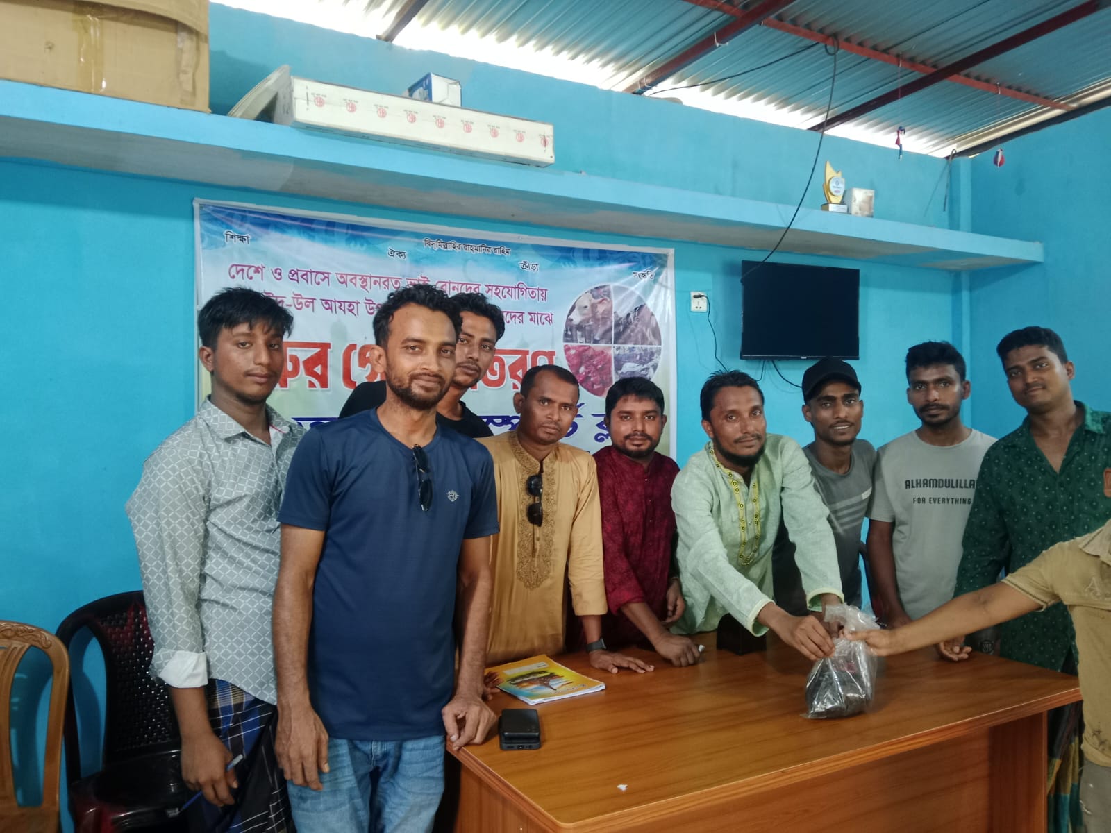 লক্ষীপুরে আনন্দ স্পোর্টিং ক্লাবের উদ্যোগে ঈদ-উল আযহা উপলক্ষে অসহায় মানুষের মাঝে গরুর মাংস বিতরণ।