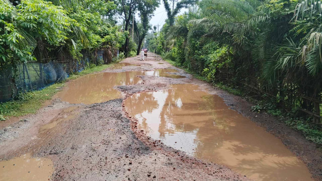 পাইকগাছা-কয়রার প্রধান সড়কে খানা খন্দ, জন দুর্ভোগ চরমে ।