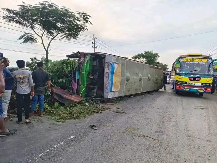 রামুতে বাস-কার্ভাড ভ্যানের সংঘর্ষ বাবা-ছেলেসহ নিহত তিন, আহত- ১০