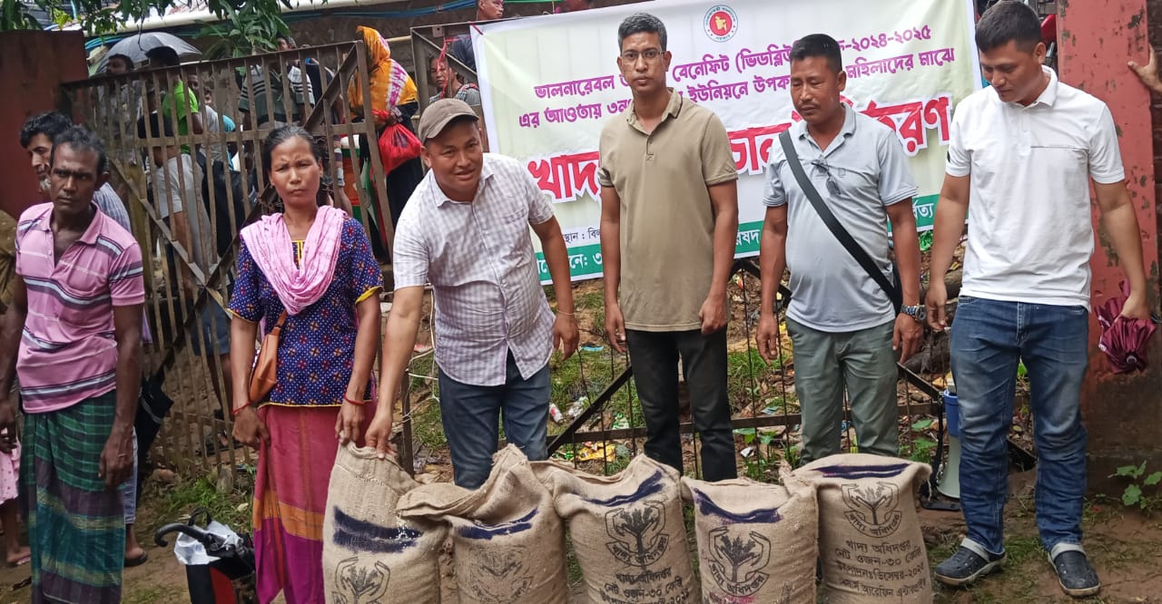 ফারুয়া ইউনিয়নে দুস্থ- অসহায় মহিলাদের চাউল বিতরণ ।