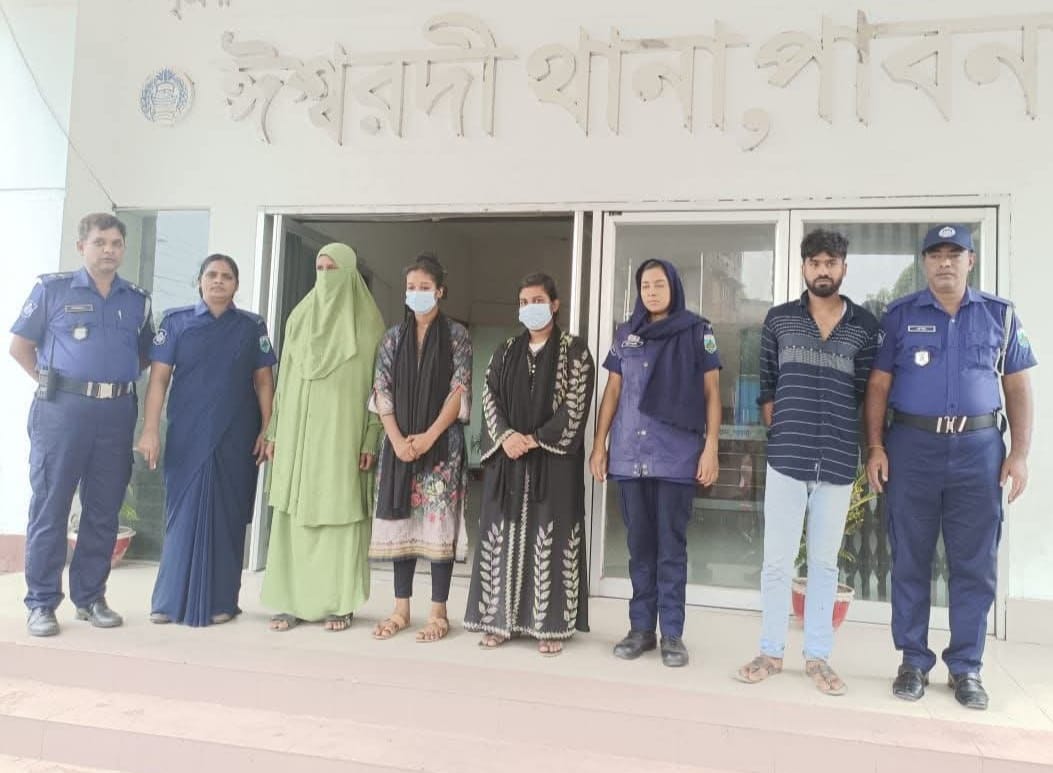 ঈশ্বরদীতে ব্যাটারী চালিত অটোরিক্সার চোর চক্রের ৩ নারীসহ গ্রেপ্তার- ৪