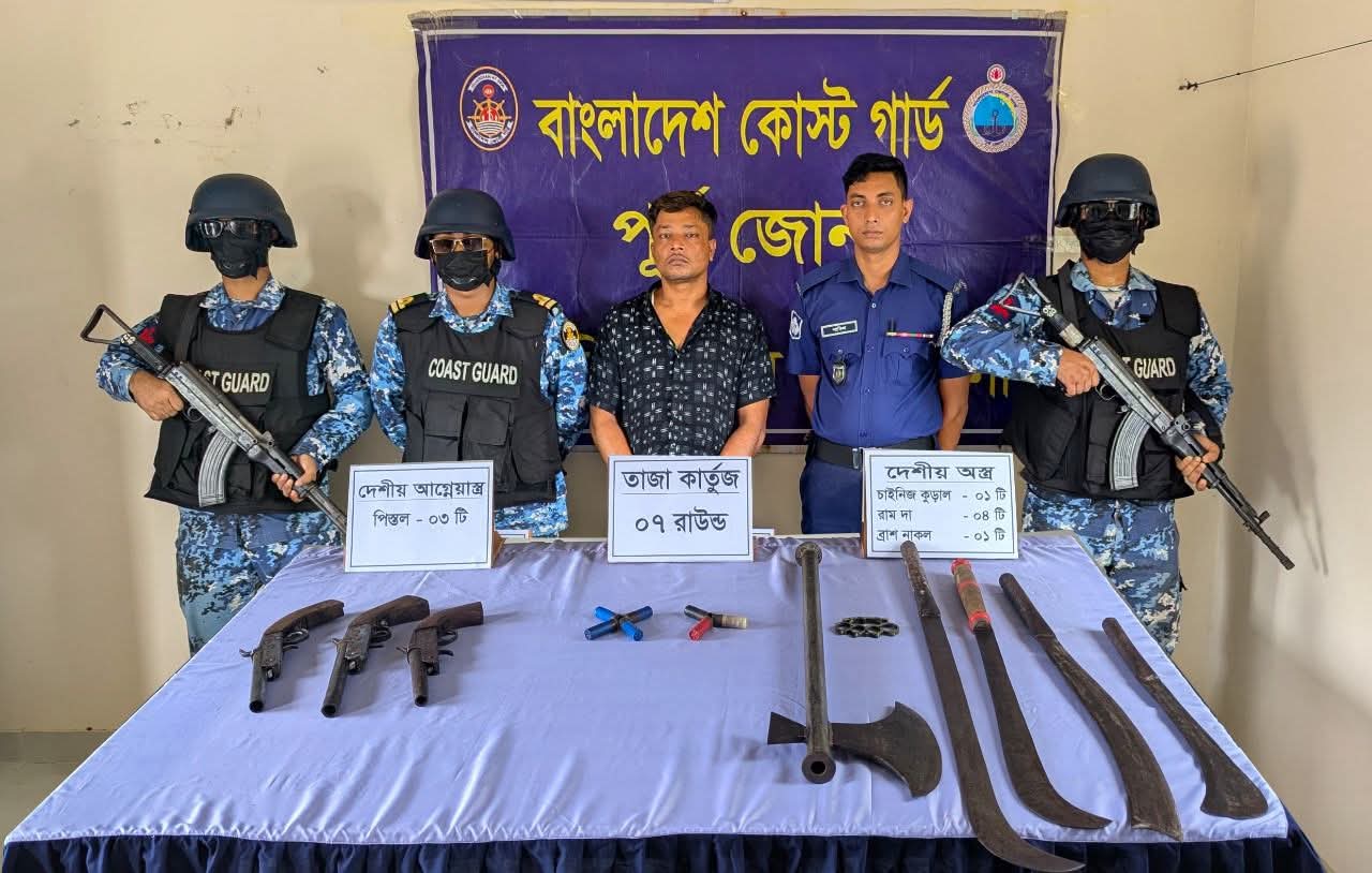মহেশখালীতে যৌথ অভিযানে অস্ত্রসহ আটক- ১