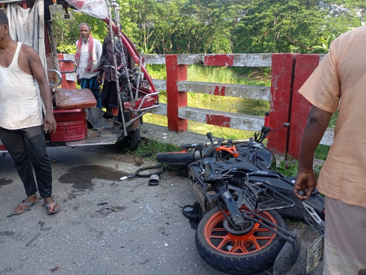 শ্রীনদী-মাদারীপুর সড়কে মর্মান্তিক দুর্ঘটনা: আহত কিশোর চিকিৎসাধীন ঢাকায় ।