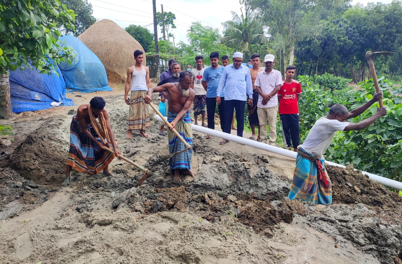 সরিষাবাড়ীতে দীর্ঘদিন পর রাস্তা সংস্কার : ভোগান্তি থেকে মুক্তি পেলো প্রায় ৮ হাজার মানুষ ।