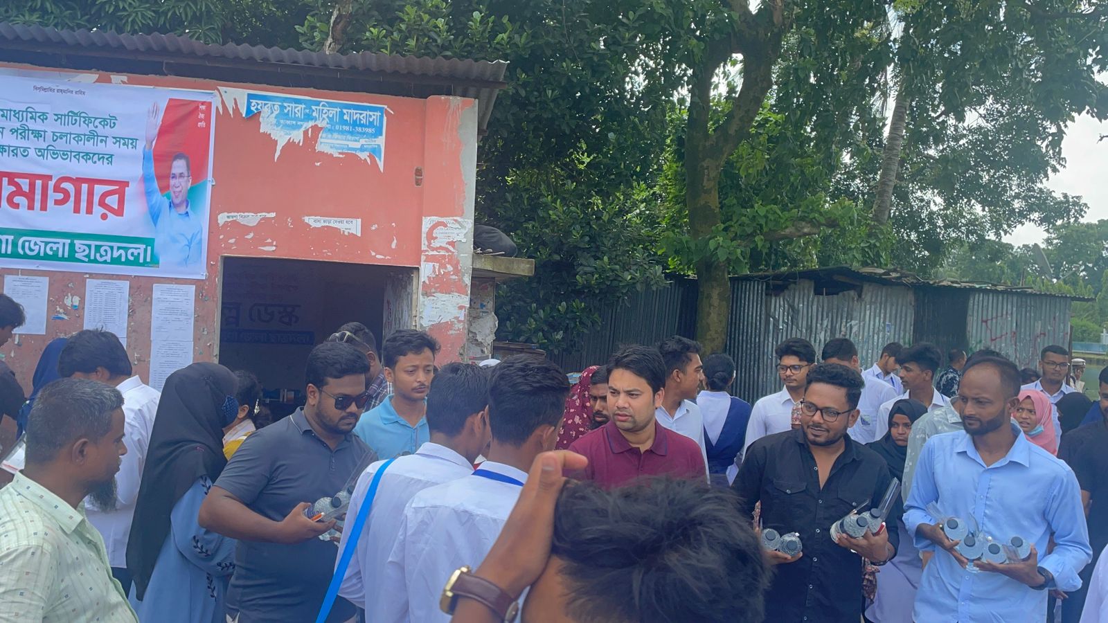 এইচ এস সি ও সমমান পরীক্ষা উপলক্ষে পরীক্ষার্থী এবং অভিভাবকদের জন্য নেত্রকোনা জেলা ছাত্রদলের ব্যতিক্রমী উদ্যোগ।