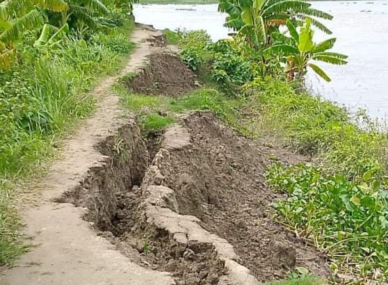 কালিয়ায় উপজেলার চরমধুপুরে দুই যুগের নদী ভাঙনে নিঃস্ব হয়ে পড়ে শত পরিবার।