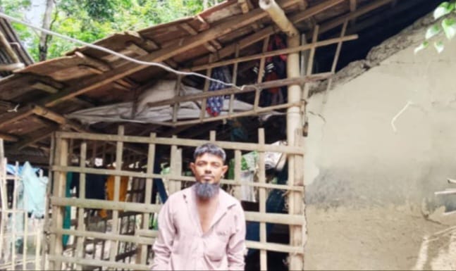 উপার্জনের একমাত্র সম্বল হারিয়ে মানবেতর জীবনযাপন করছেন ভ্যানচালক আতিয়ার।