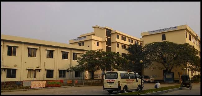 গোপালগঞ্জে বাসের ধাক্কায় প্রাণ গেল ট্রাক ড্রাইভার ও হেলপারের ।