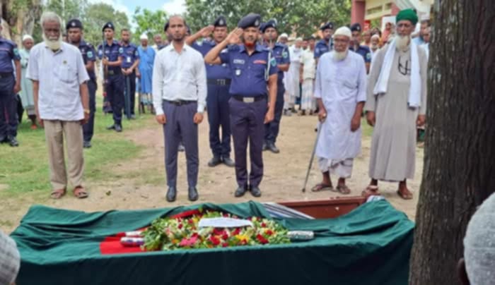 নওগাঁর নিয়ামতপুর উপজেলার বীর মুক্তিযোদ্ধা আহম্মদ আলীর ইন্তেকাল ।