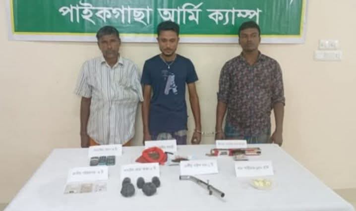 পাইকগাছায় যৌথবাহিনীর অভিযানে অস্ত্রসহ ৩ জন আটক ।