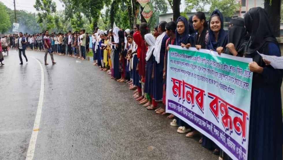 পাইকগাছায় স্কুল সভাপতির পদত্যাগের দাবিতে মানববন্ধন।