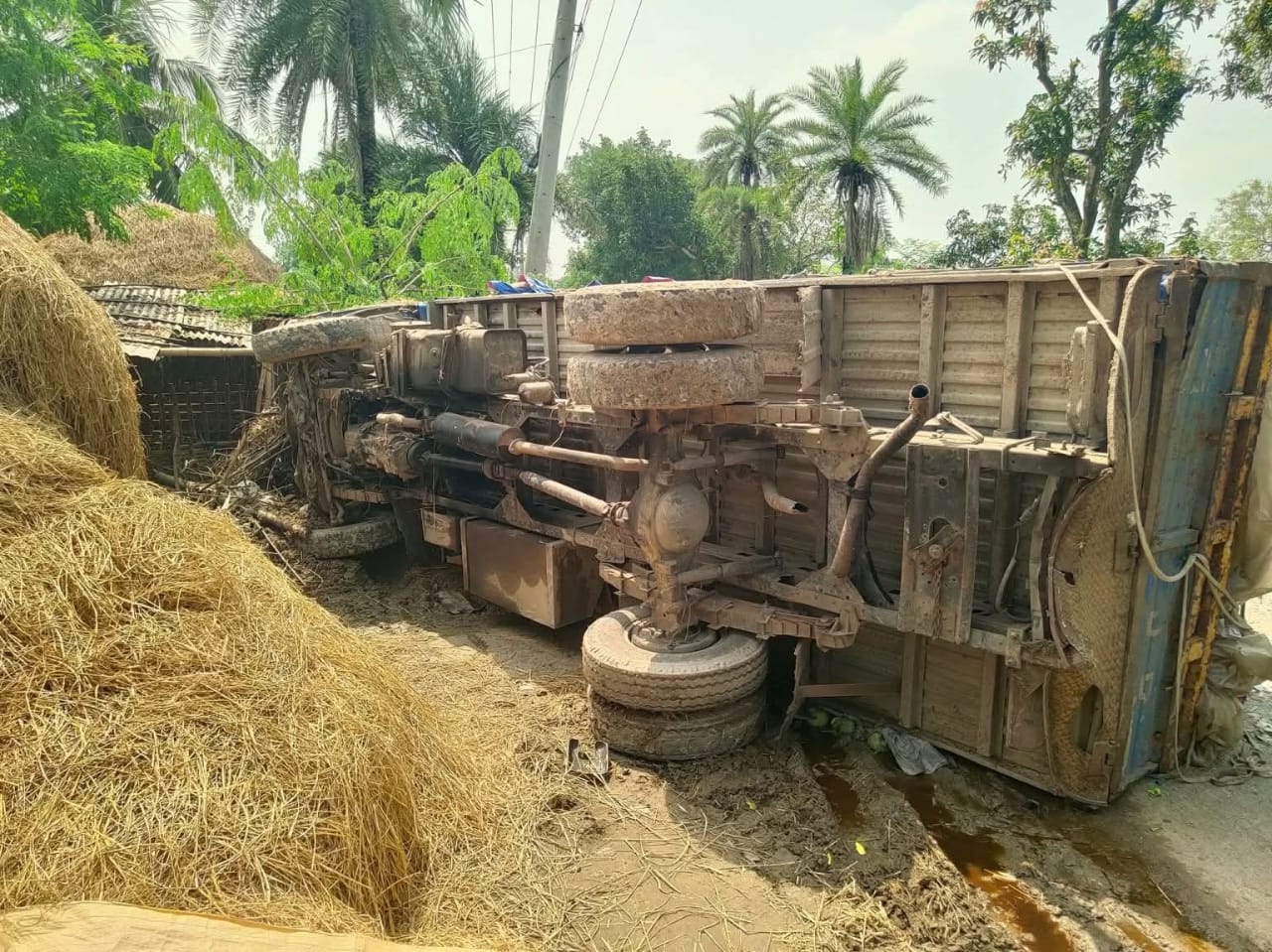 নওগাঁর পত্নীতলায় সড়ক দুর্ঘটনায় একজন নিহত ও ৬ জন আহত ।