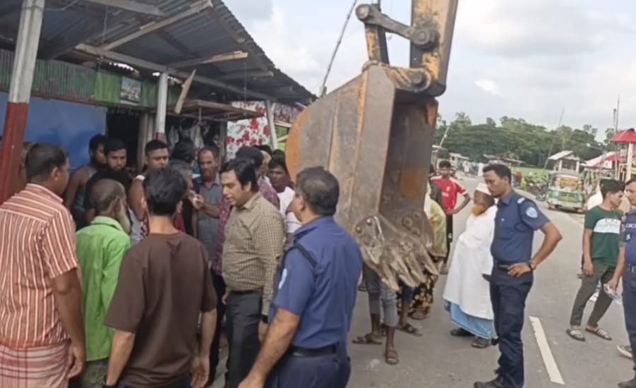 সেনবাগে গরিবের ৩০০ফুট খ্যাত খালের উপর  দখল উচ্ছেদ অভিযান ।