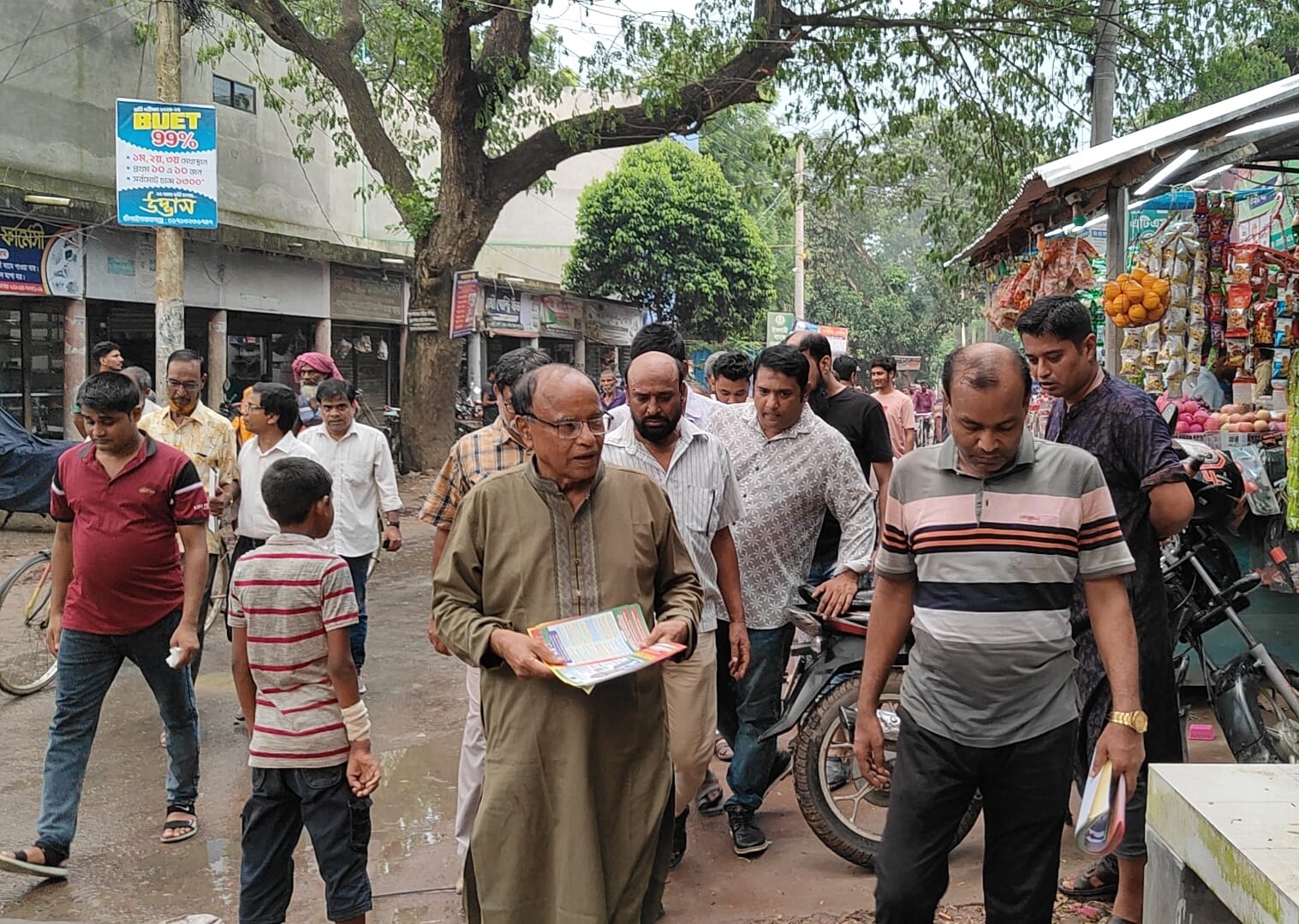 বিএনপির ৩১ দফা বাস্তবায়নের লক্ষ্যে চাঁপাইনবাবগঞ্জে লিফলেট বিতরণ ।